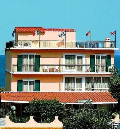 Perama Hotel 3*