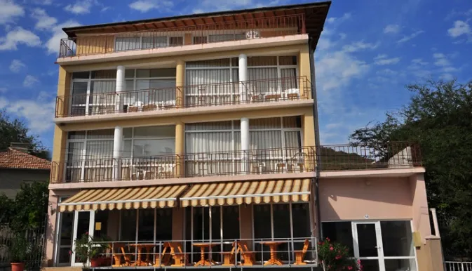 Manolovi Guest House 2*