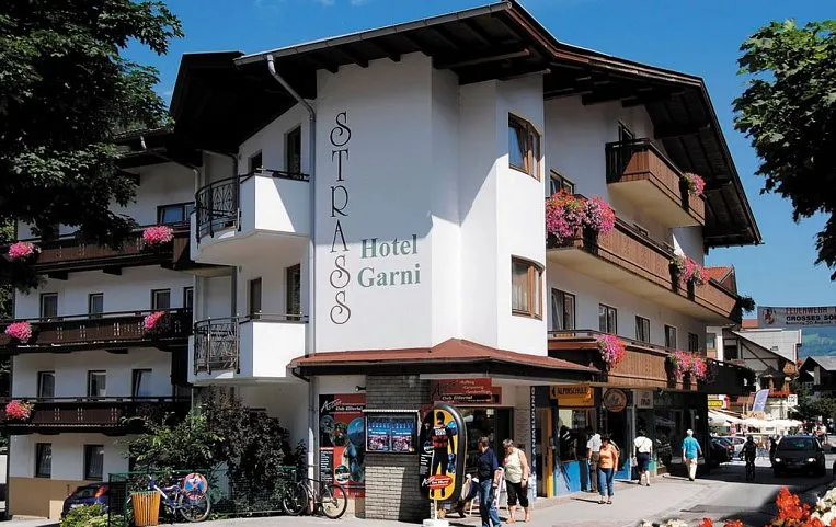 Strass Hotel Garni 3*