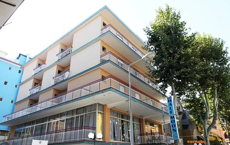 Half Moon 3*