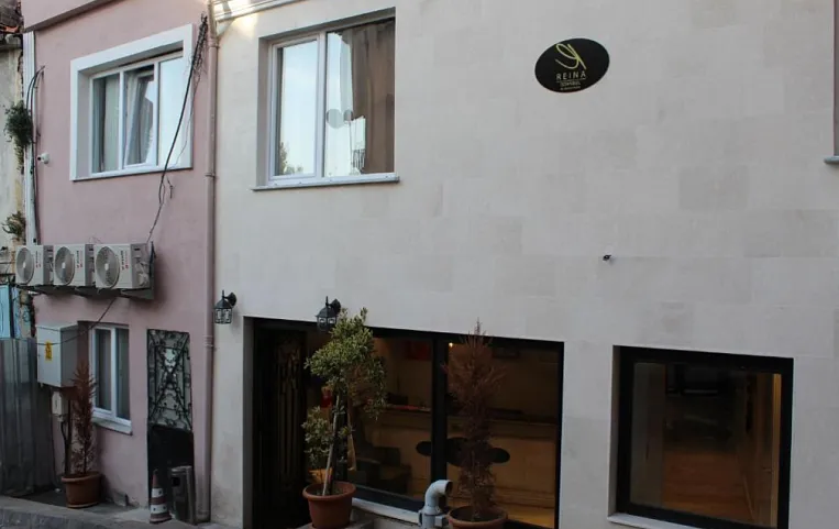 The Reina Hotel 3*
